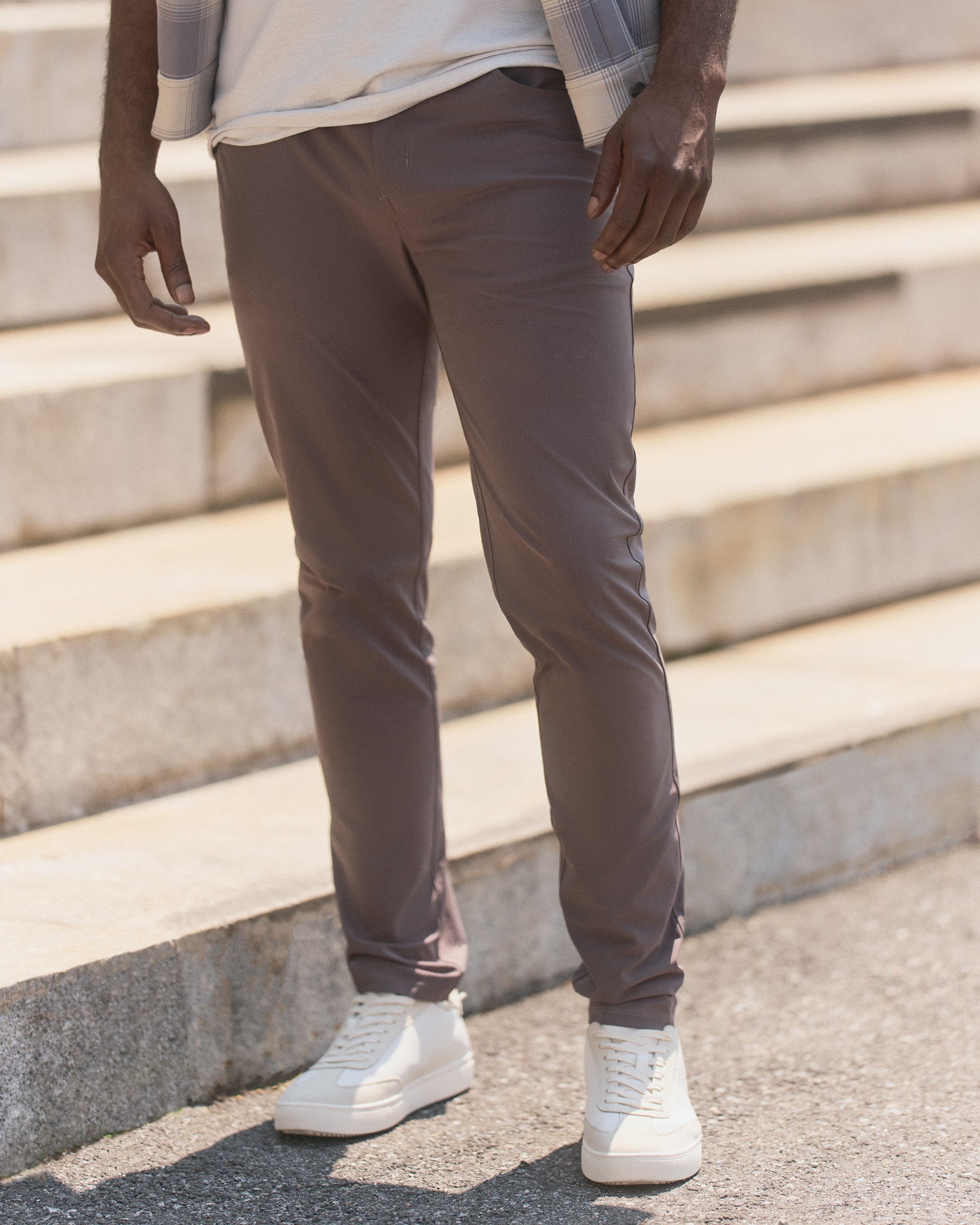 Vuori Meta™ Pant Athletic Slim Fit 32 | Warm Grey