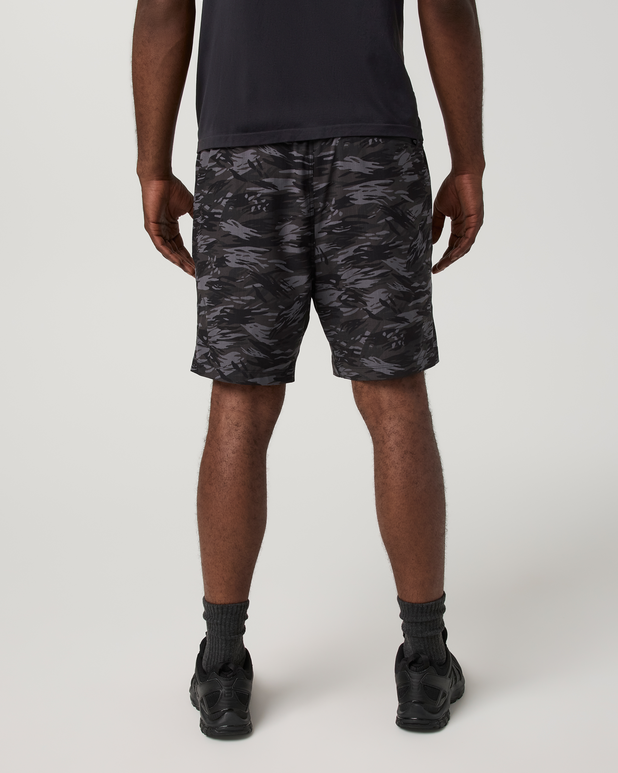 Vuori HardKore Short Lined 7 | Black Riptide Camo - Image 5