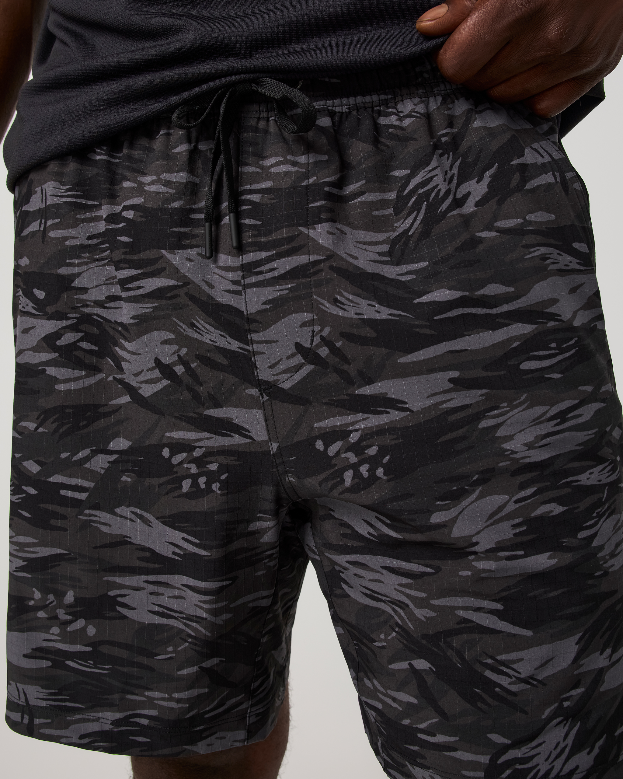 Vuori HardKore Short Lined 7 | Black Riptide Camo - Image 4