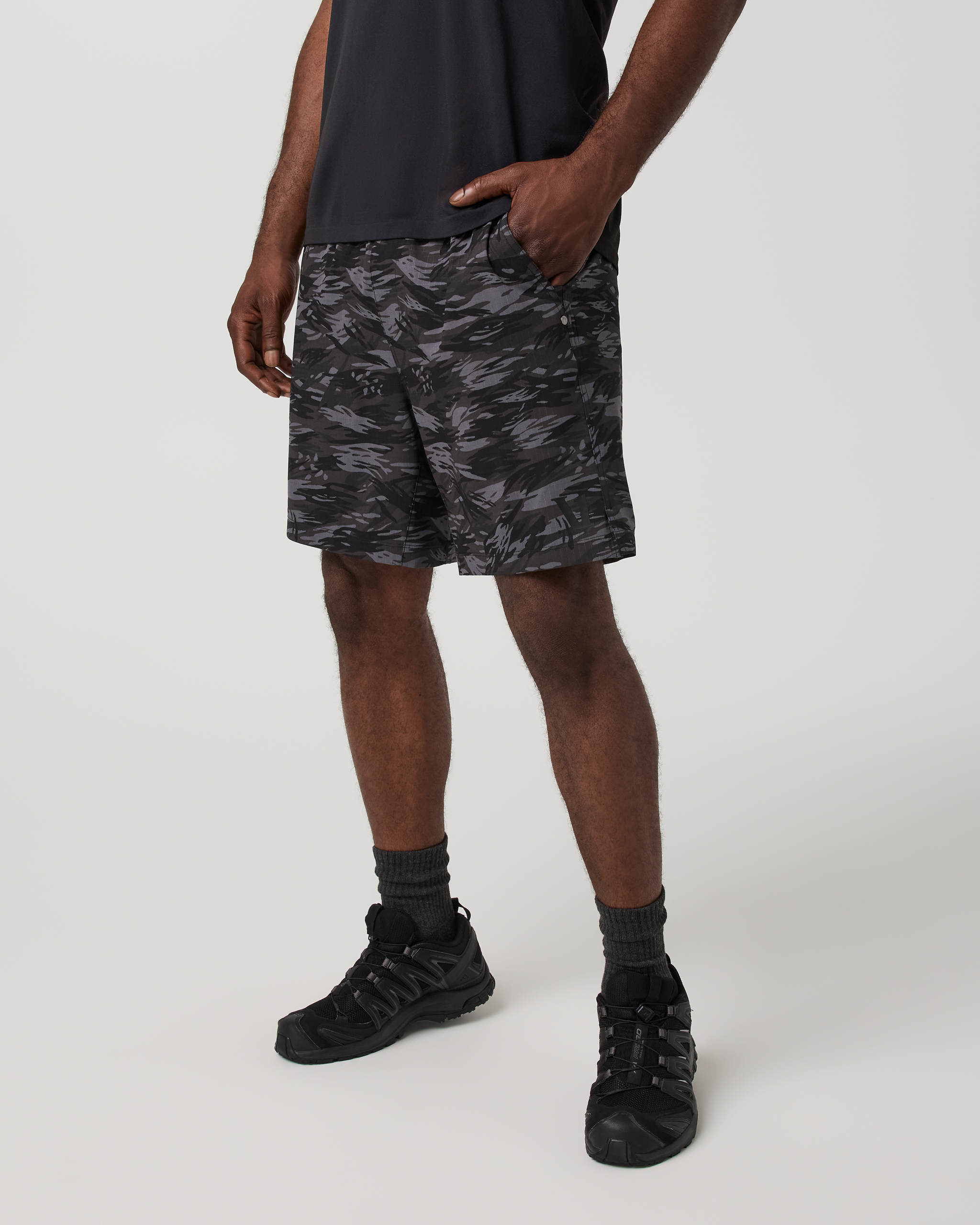 Vuori HardKore Short Lined 7 | Black Riptide Camo