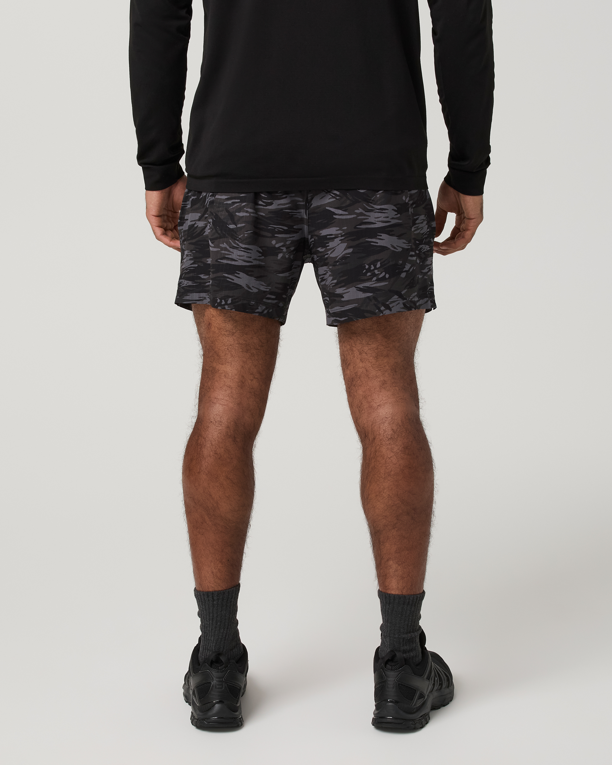 Vuori HardKore Short Lined 5 | Black Riptide Camo - Image 5