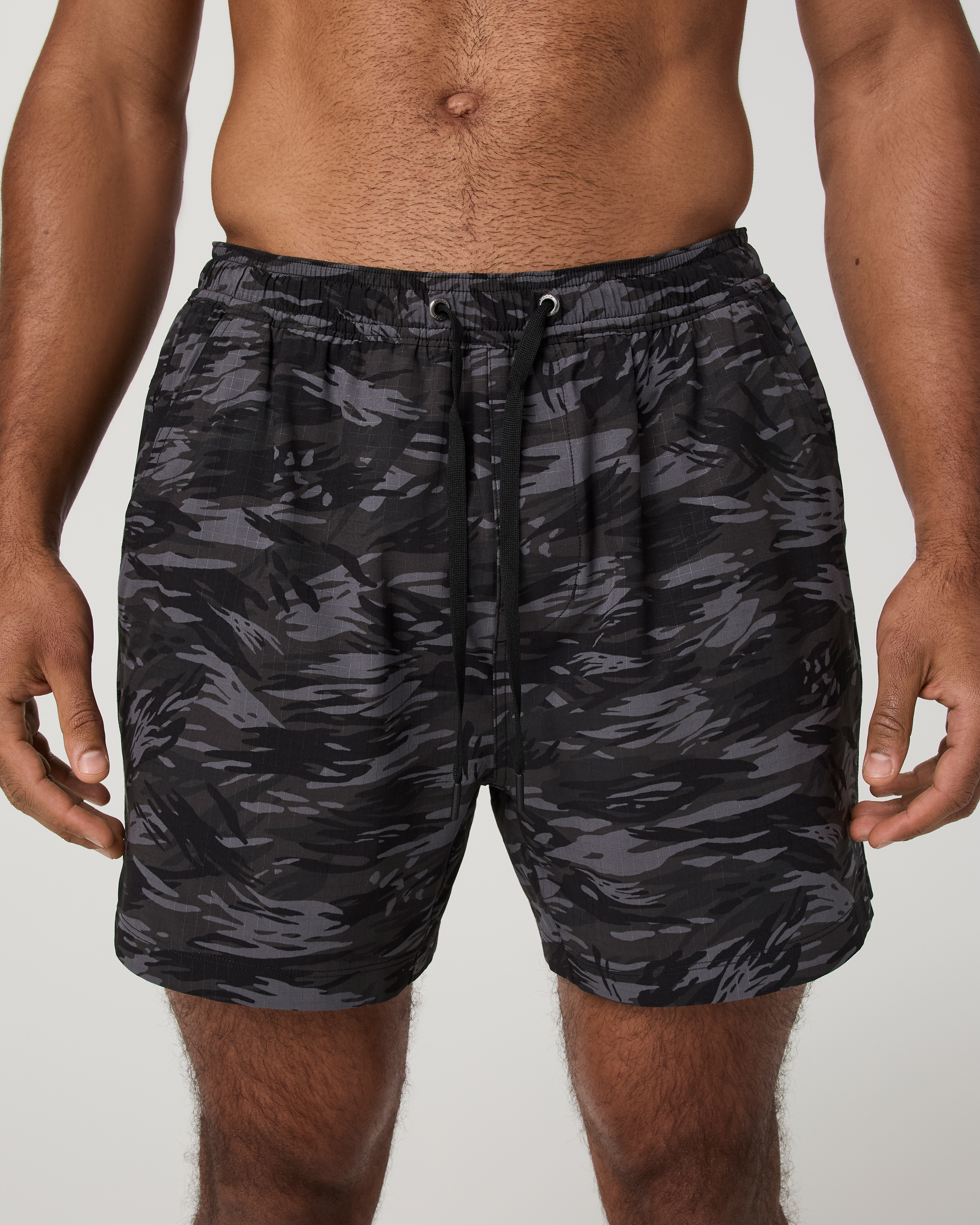 Vuori HardKore Short Lined 5 | Black Riptide Camo - Image 3