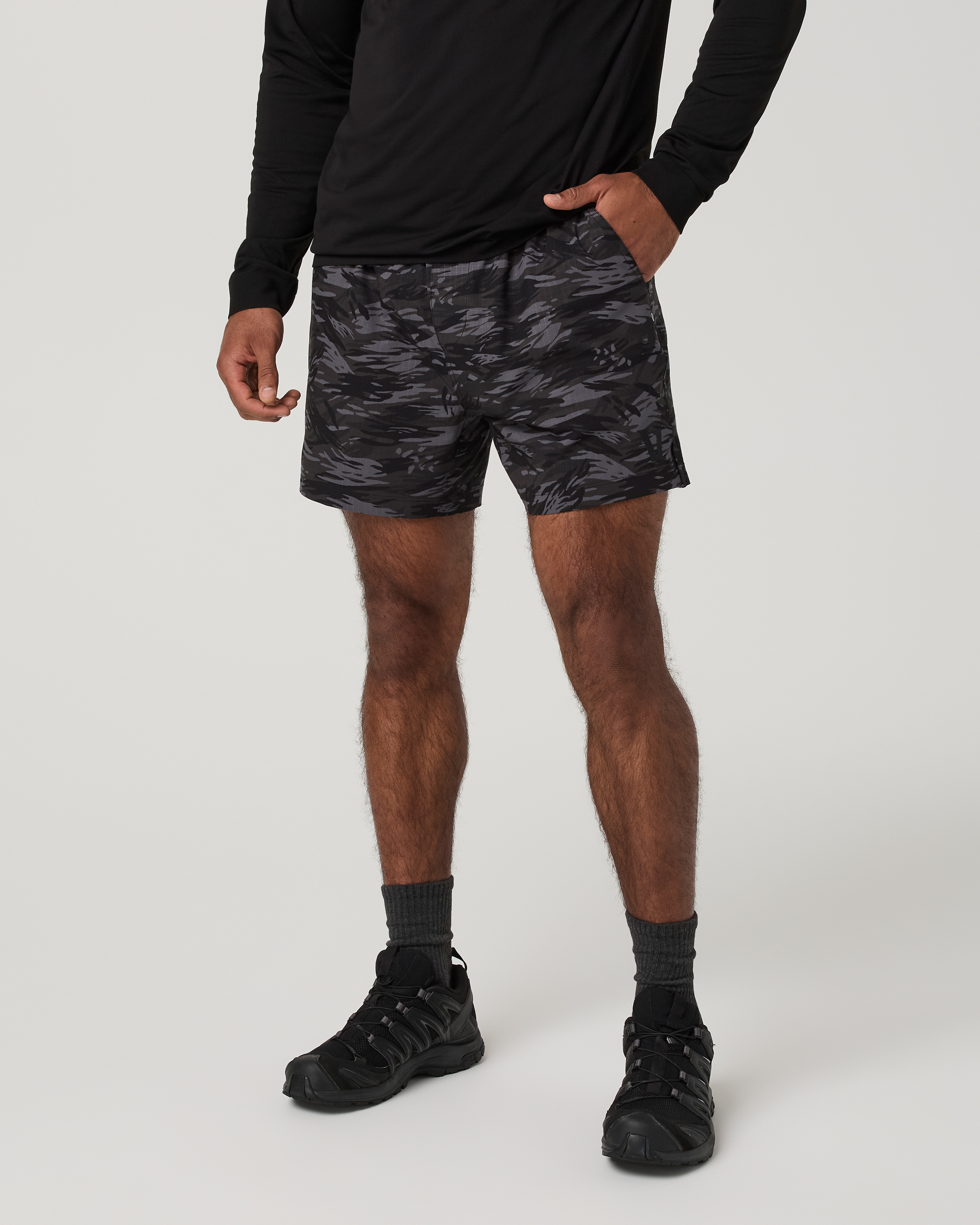 Vuori HardKore Short Lined 5 | Black Riptide Camo