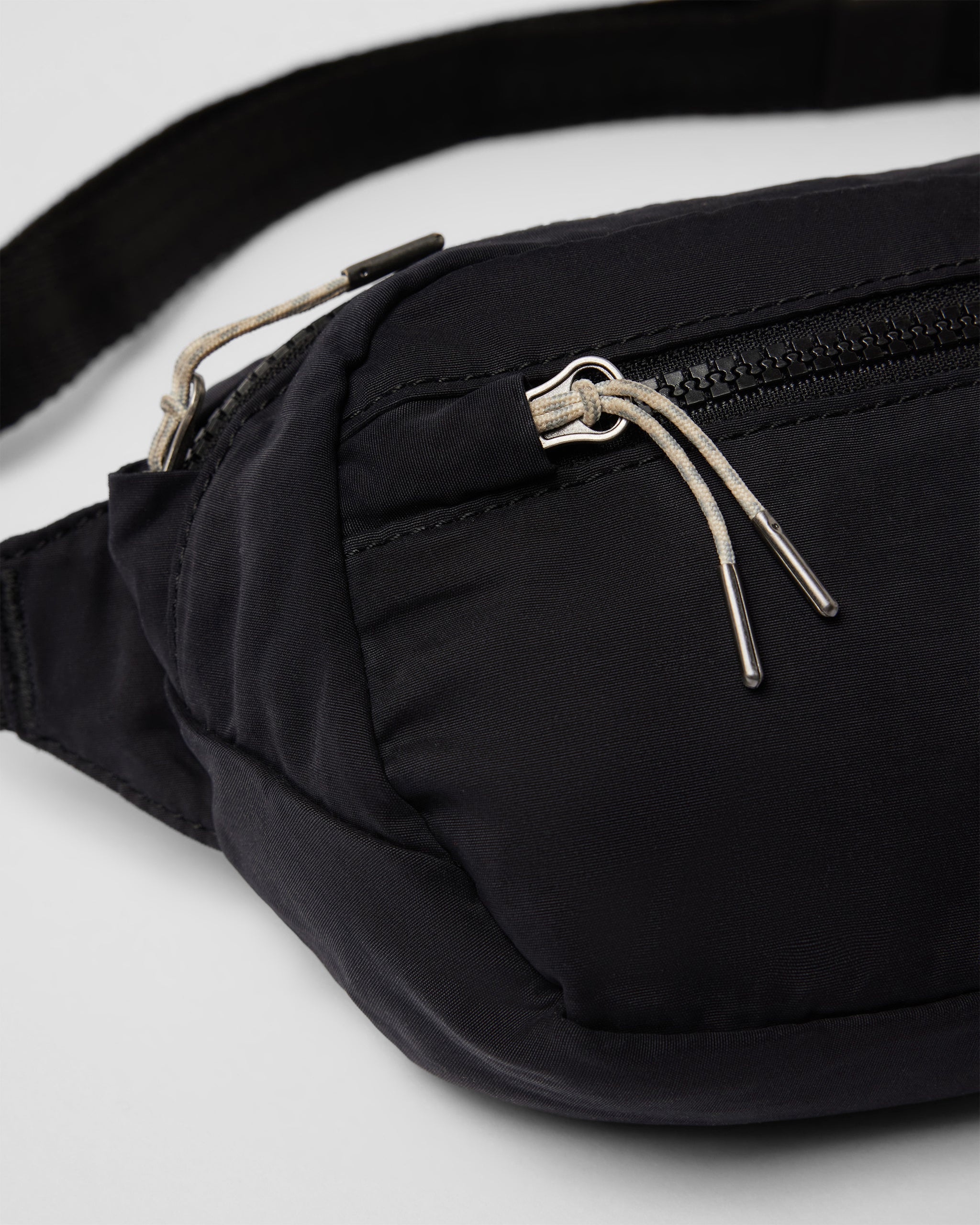 Vuori Hip Pack | Black - Image 2