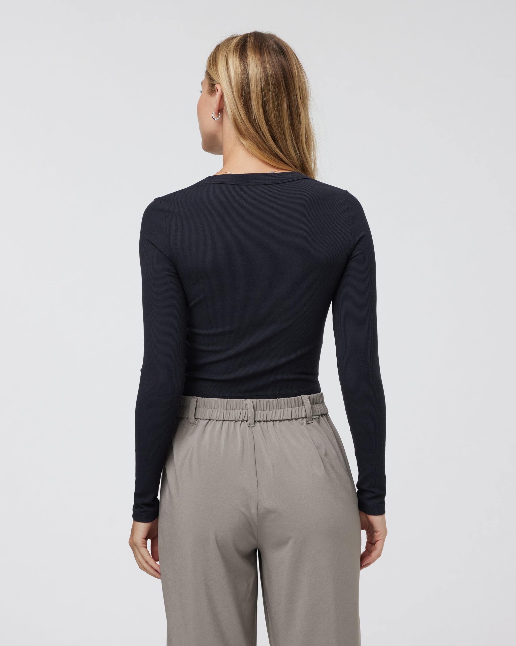 Long Sleeve Pose Scoop Tee | Black - Image 4