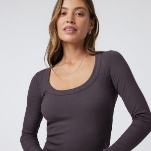 Long Sleeve Pose Scoop Tee | Sangria