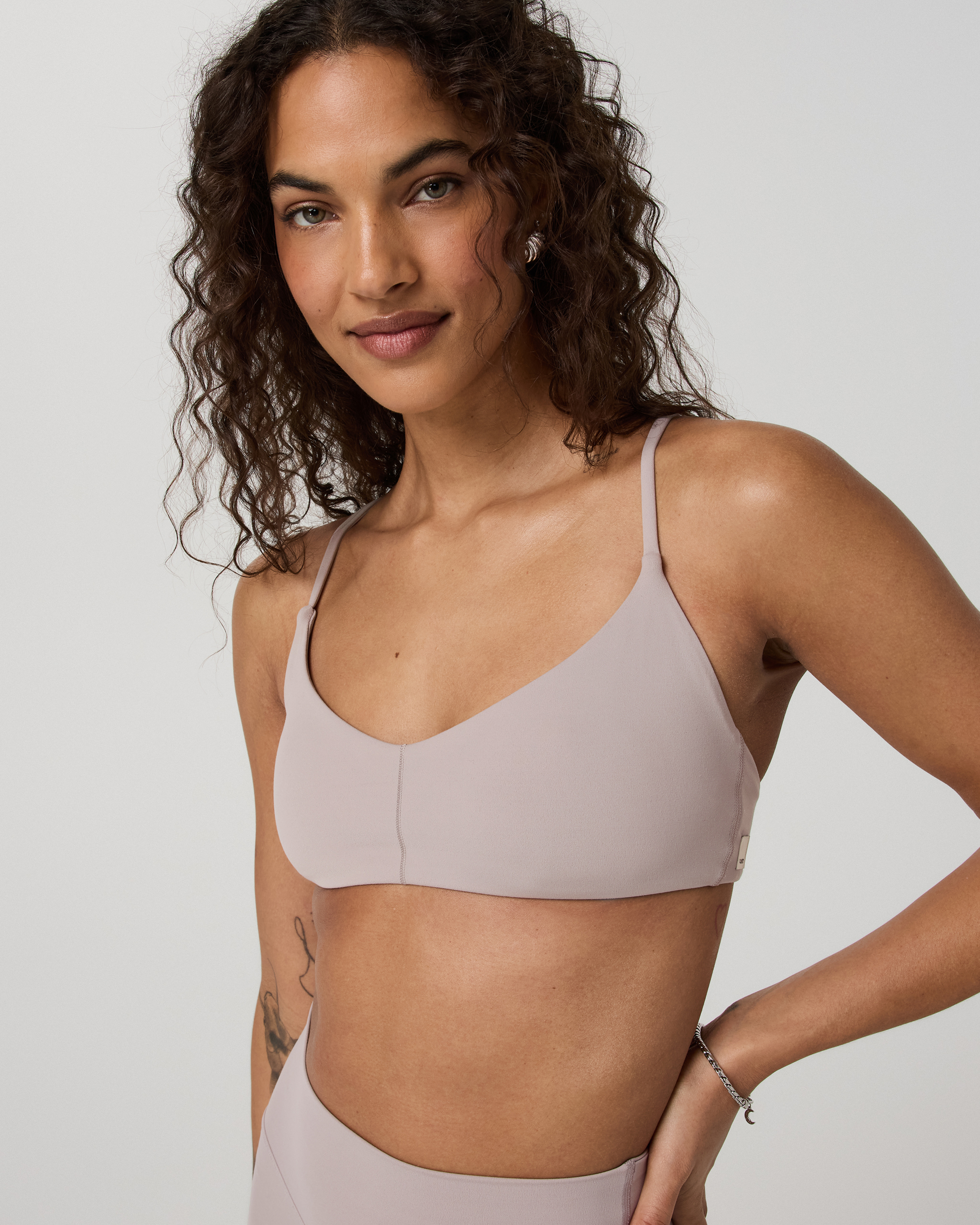 Vuori AllTheFeels™ Strappy Back Bra | Soft Pewter - Image 5