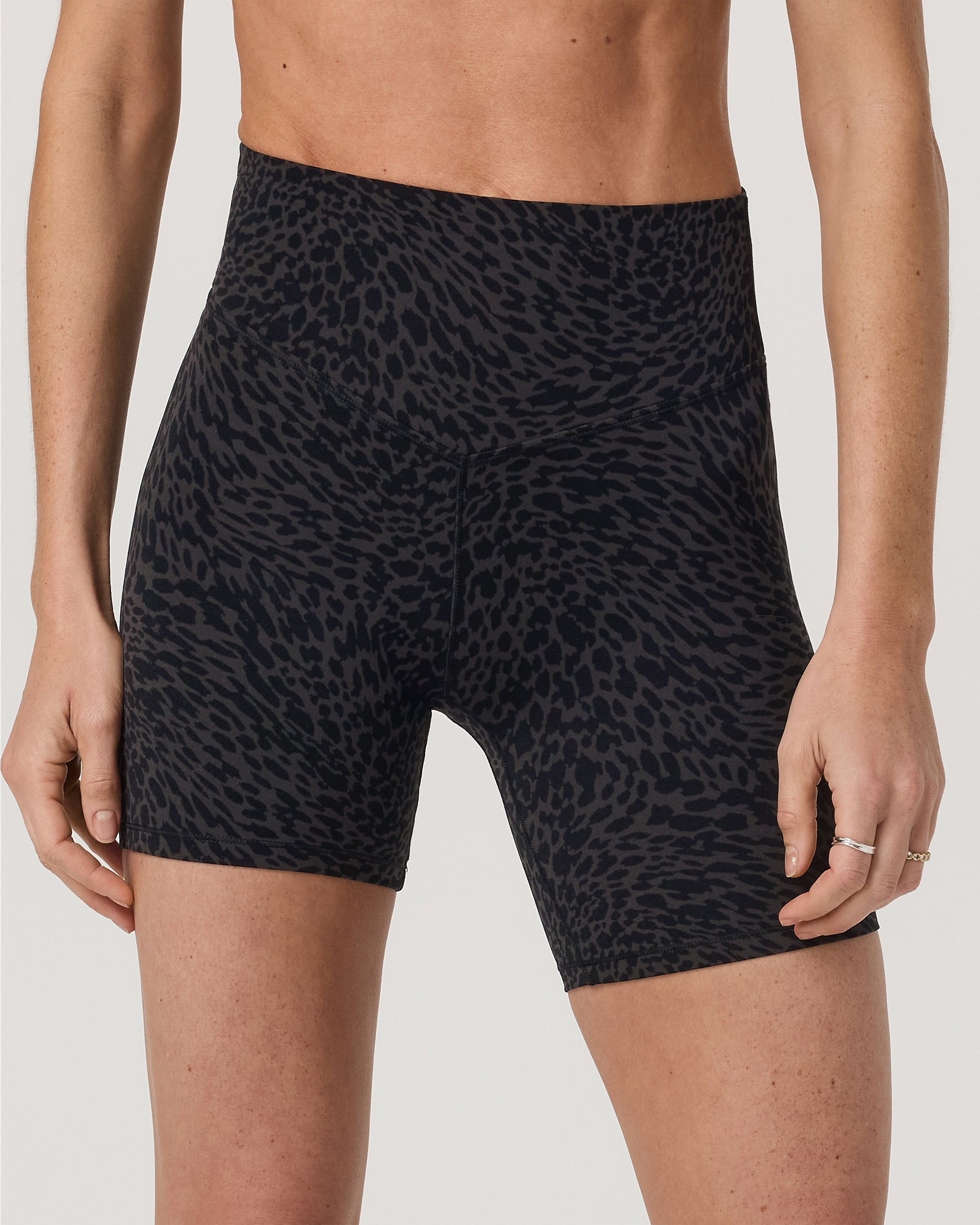 Vuori AllTheForm™ Short 6 | Black Blurred Torrent - Image 5