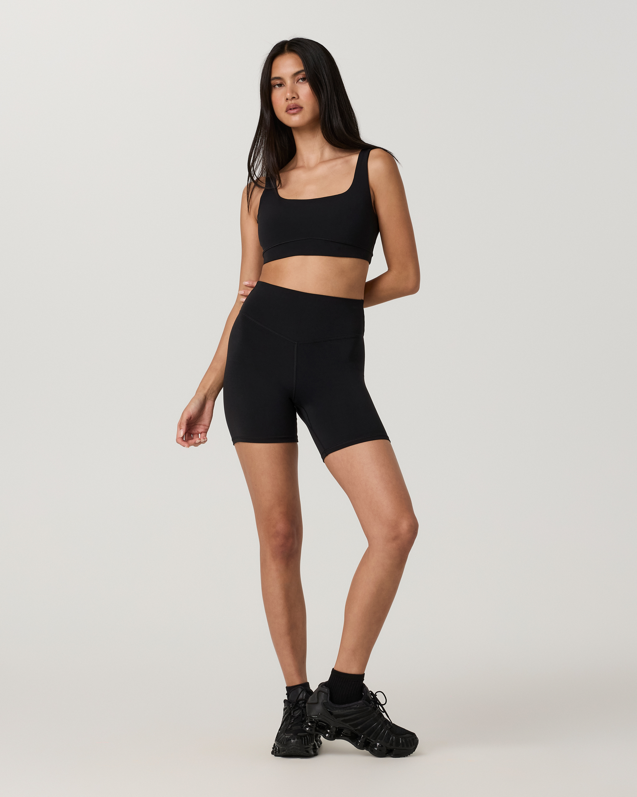 Vuori AllTheForm™ Short 6 | Black Tonal - Image 4