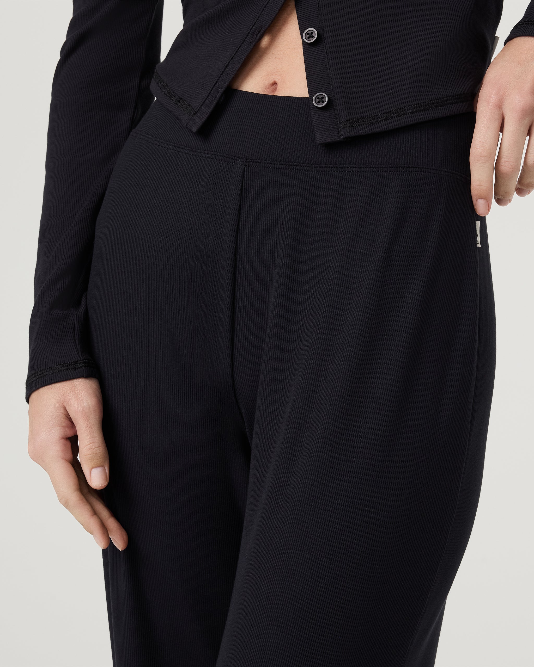 Pose Pant | Black - Image 4