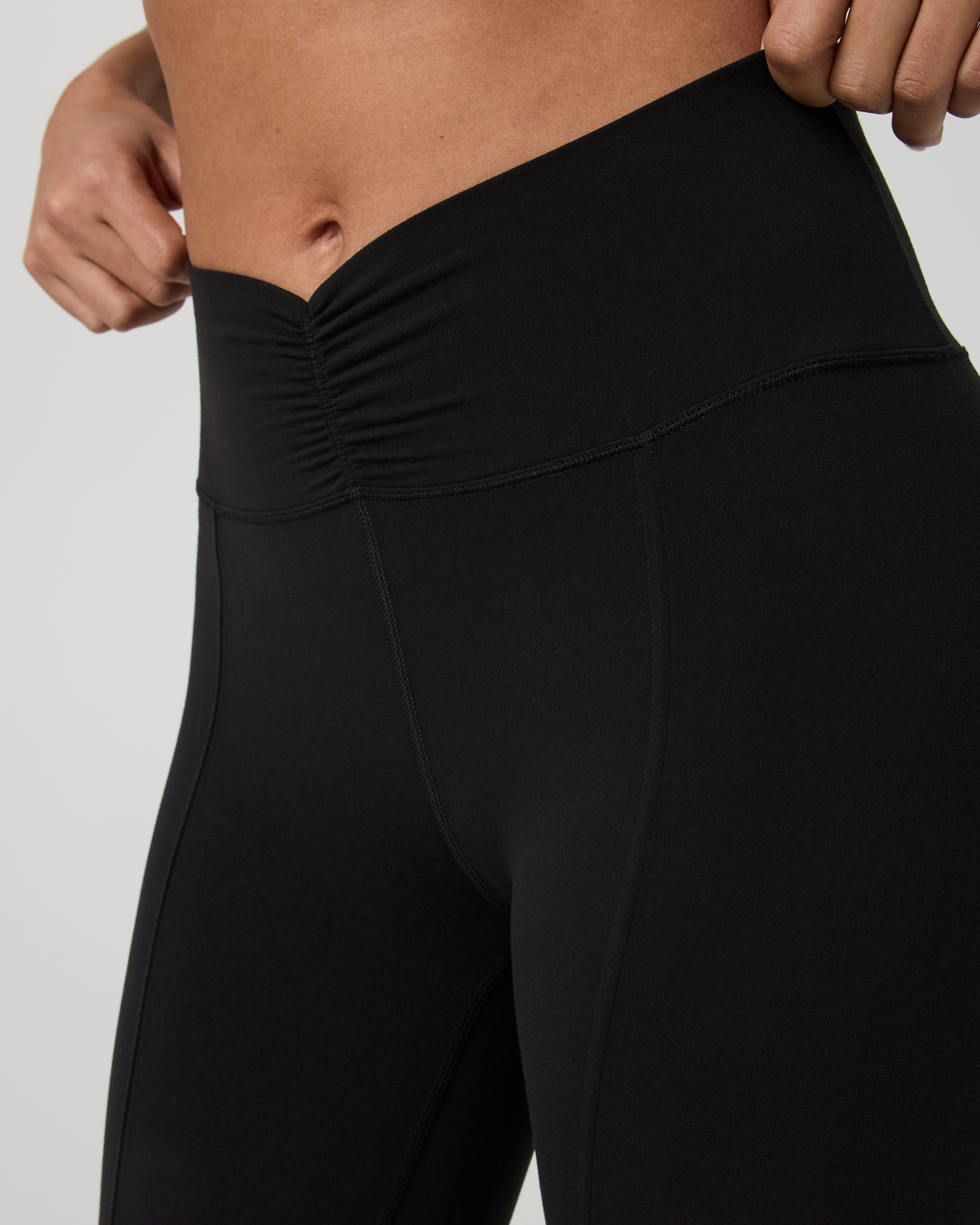 Vuori AllTheFeels™ Shirred Crop | Black - Image 2