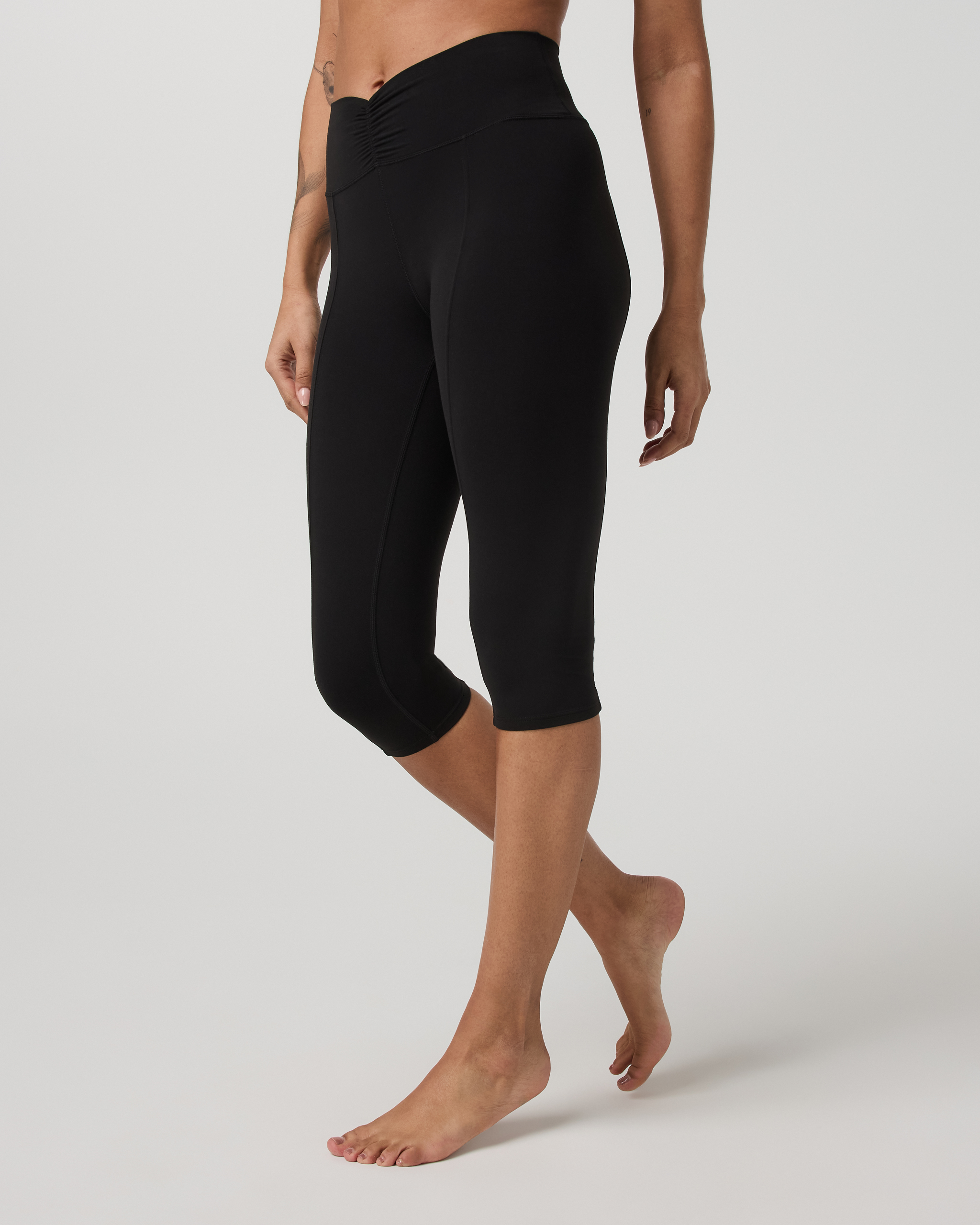Vuori AllTheFeels™ Shirred Crop | Black - Image 5